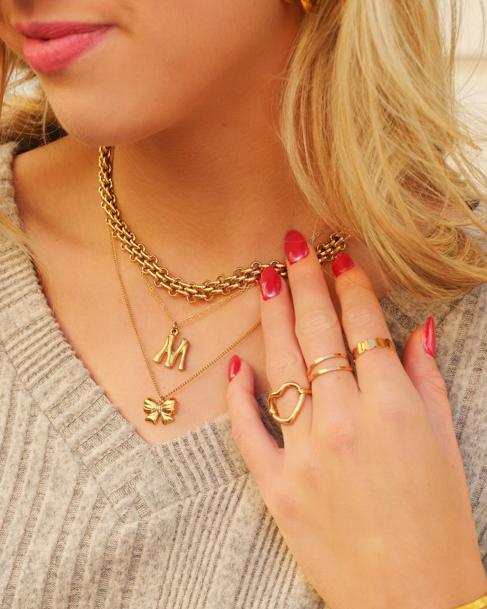 Gouden sieraden look