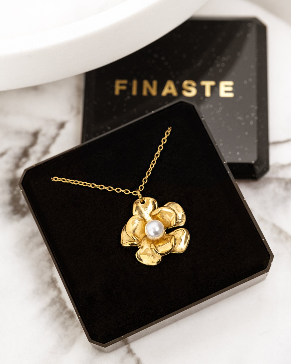 Gouden bloemetjes ketting in sieradendoosje