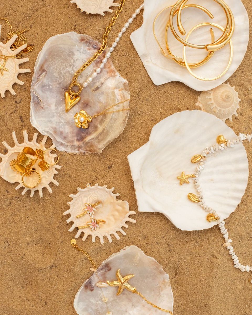 Gouden sieraden op schelpjes