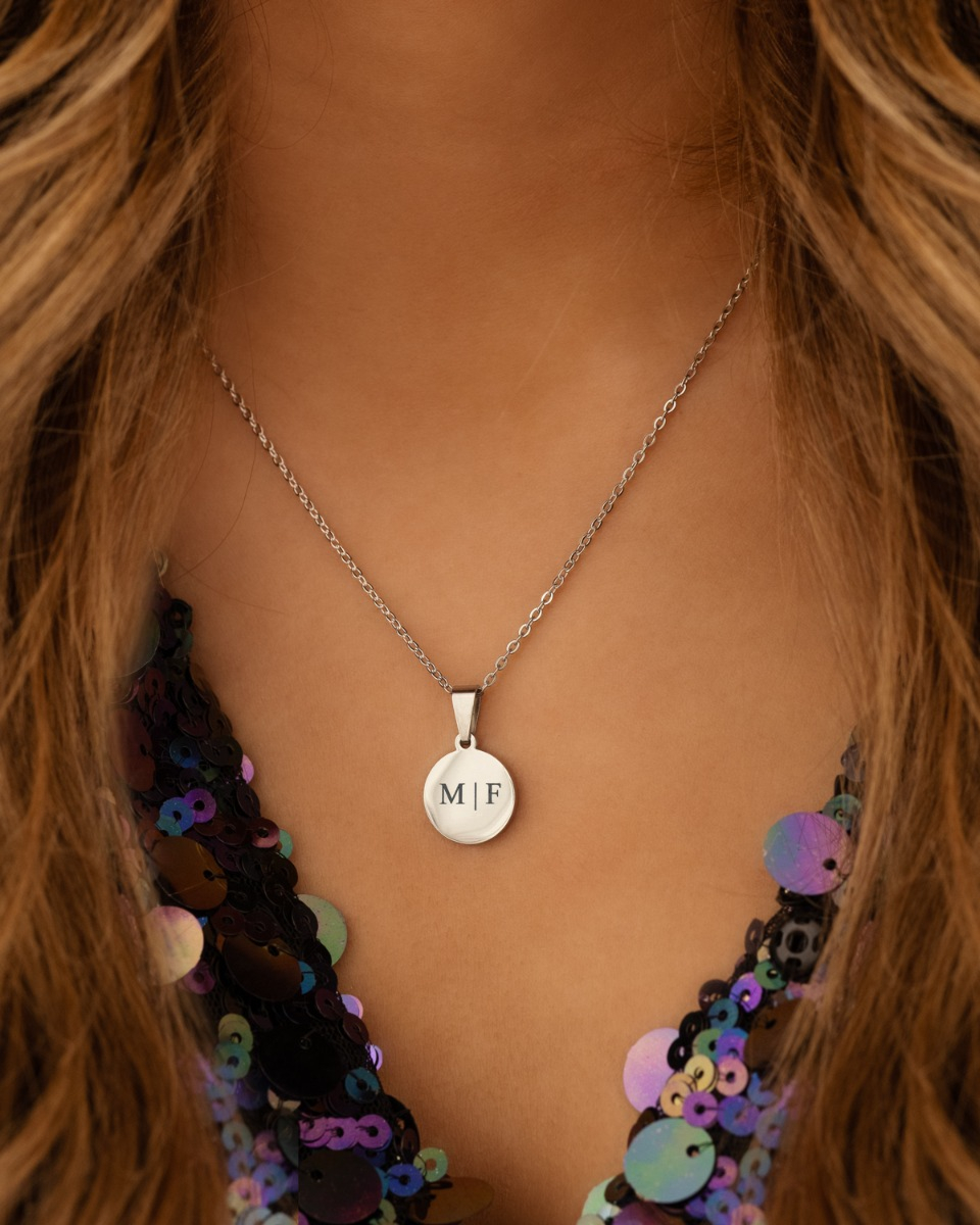 Zilveren initialen ketting met 2 letters bij model