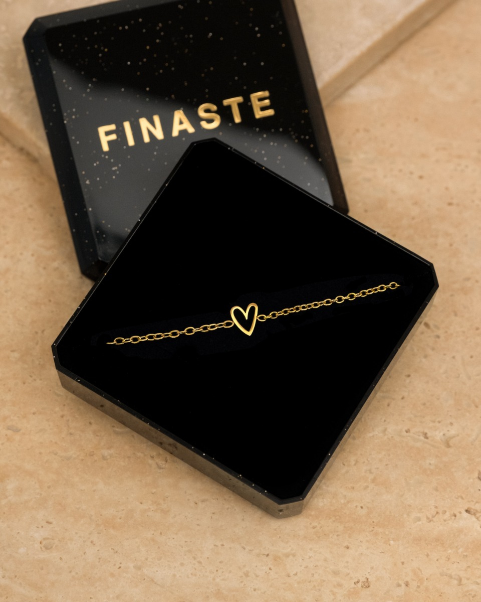 Gouden hartjes armband in sieradendoosje