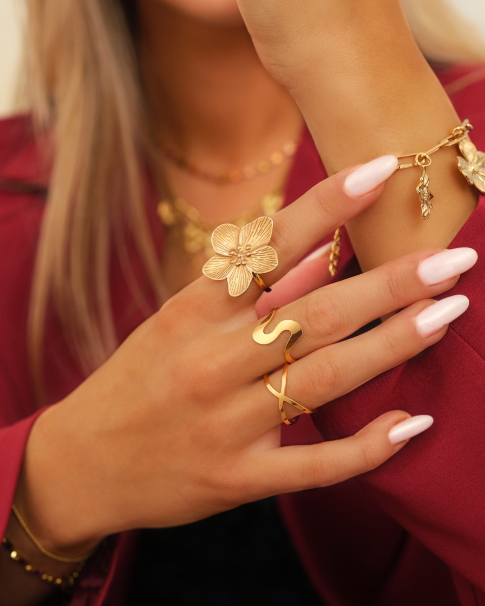 Gouden ringparty bij model