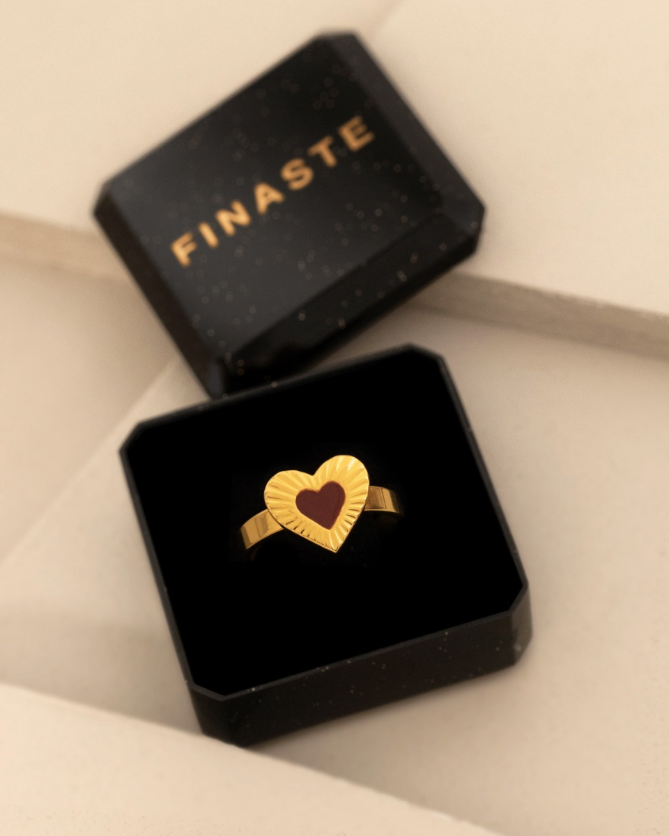 Gouden hartjes ring met bordeaux