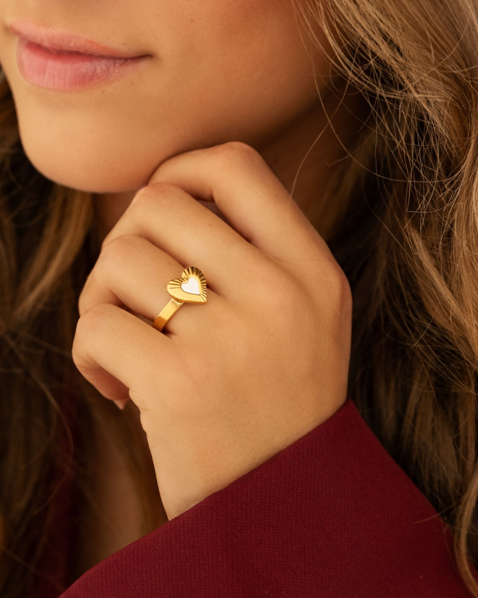Gouden hartjes ring met witte vulling