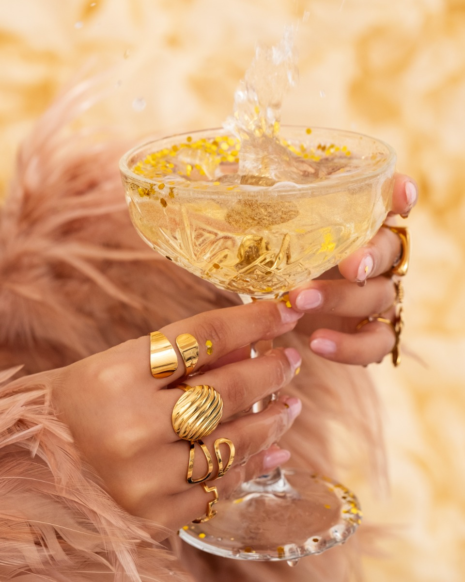 Gouden ringparty met druppels