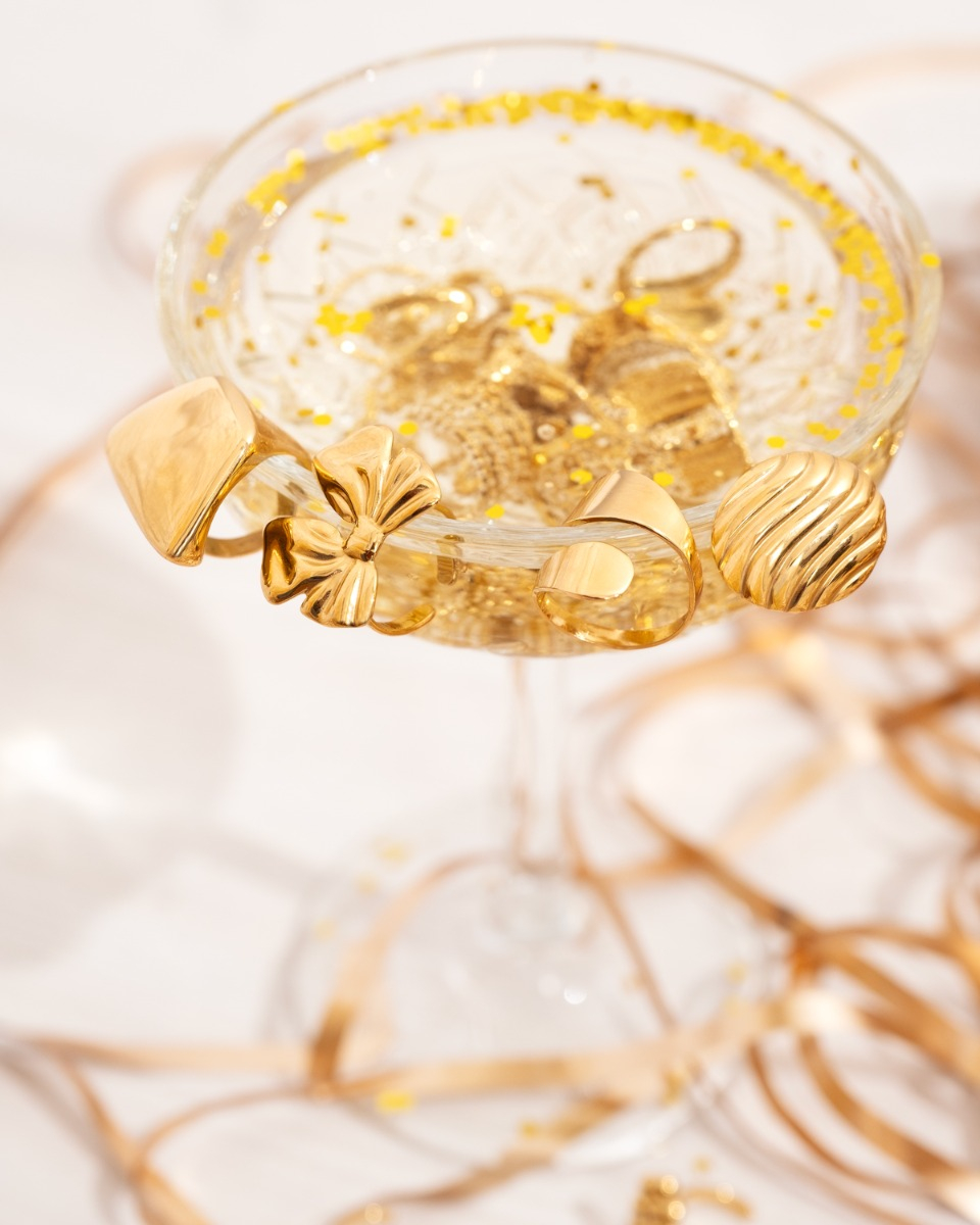 Cocktailglas en 4 gouden ringen