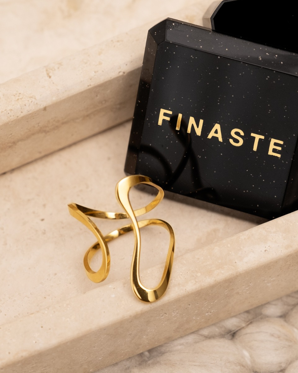 Gouden wave ring met sieradendoosje