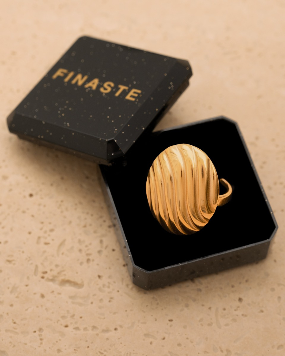 Gouden ring in doosje