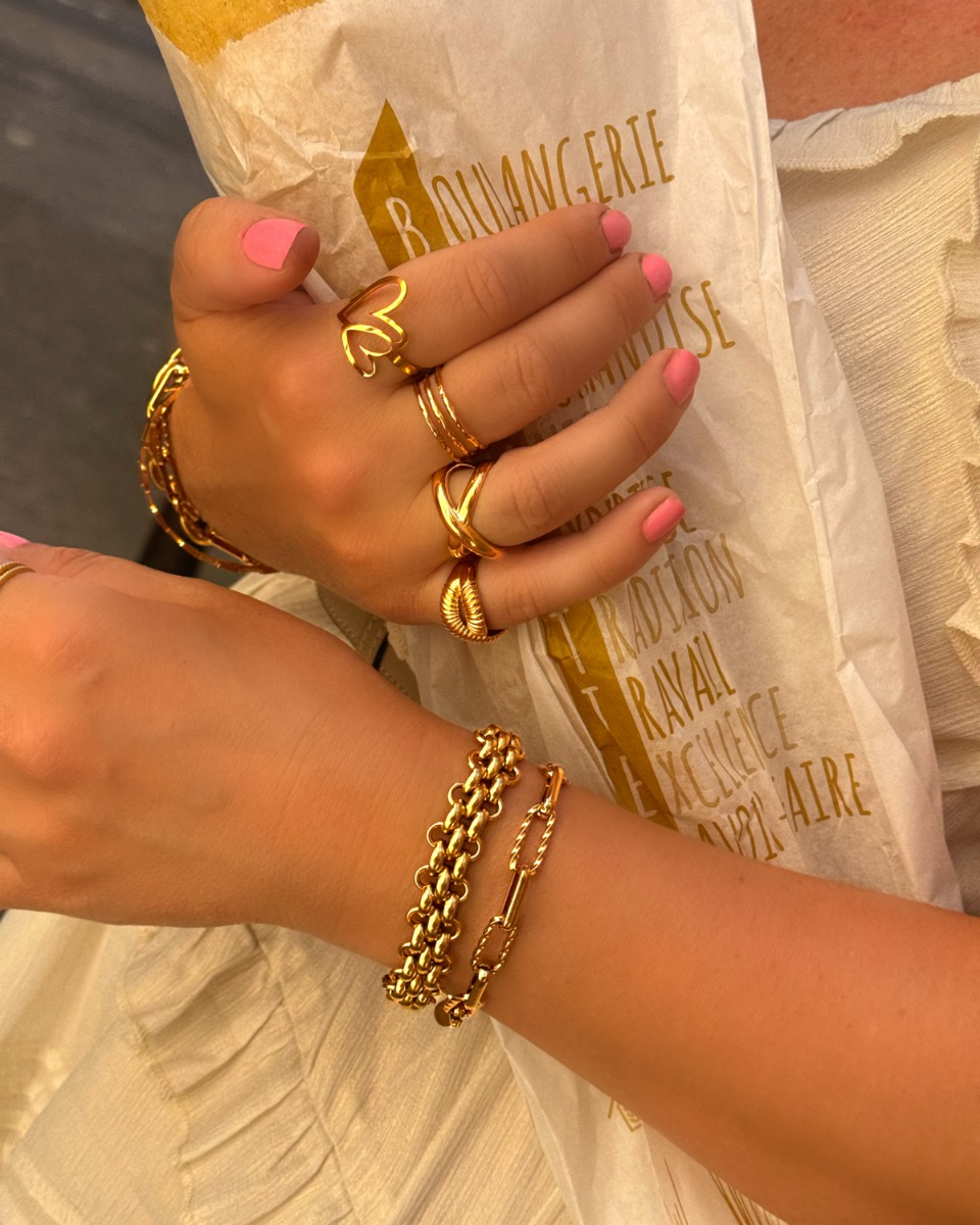 Gouden ringen en armbanden look