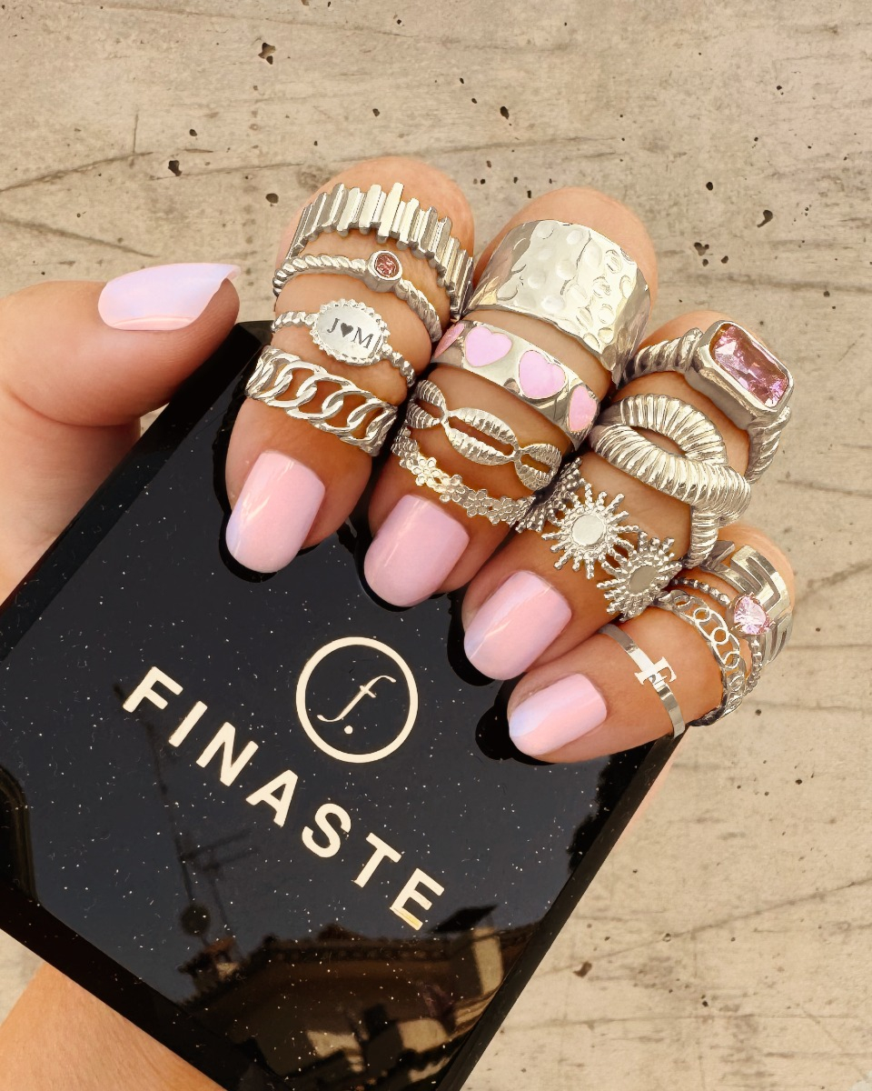 Zilveren ringparty met roze details