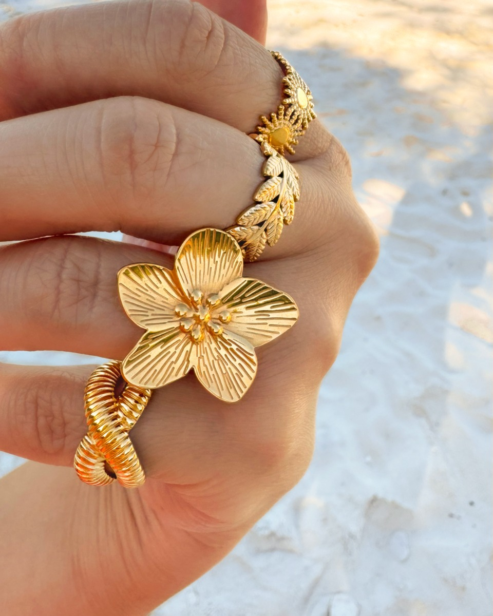 Gouden ringparty met bloem