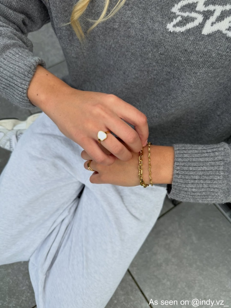 Close up influencer draagt armband 
