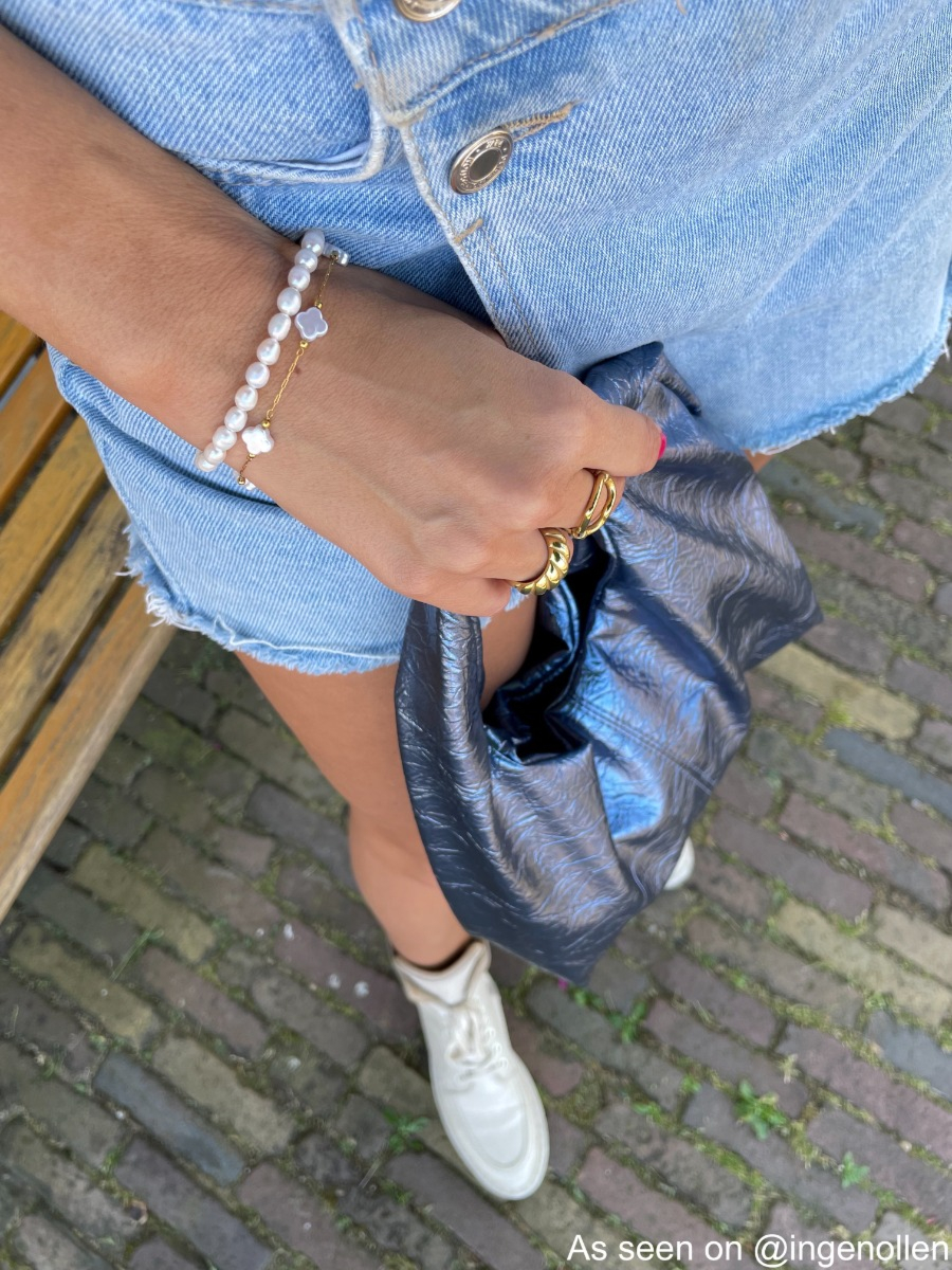gouden parel sieraden en ringen gecombineerd met denim look