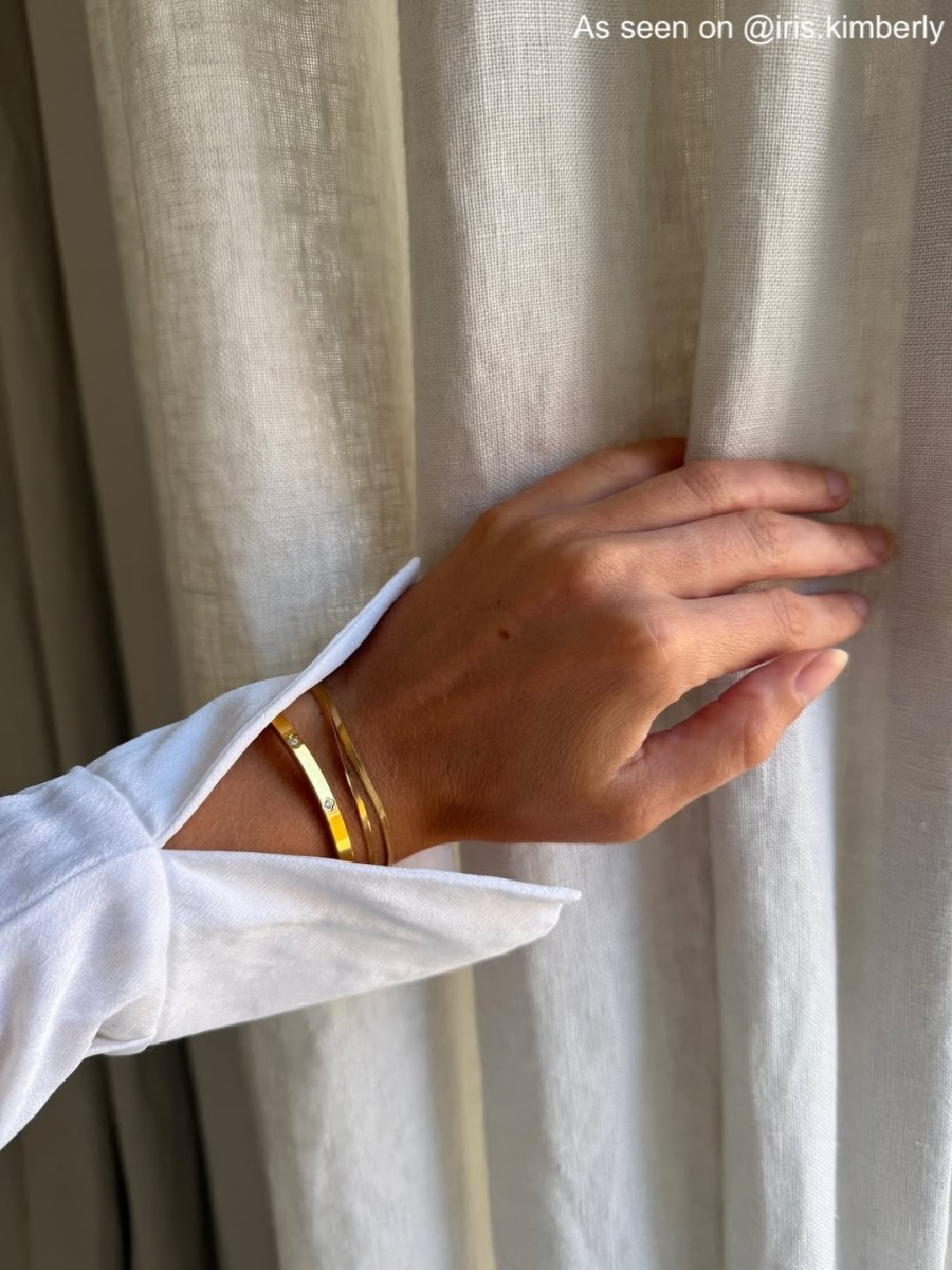 Influencer met bangle
