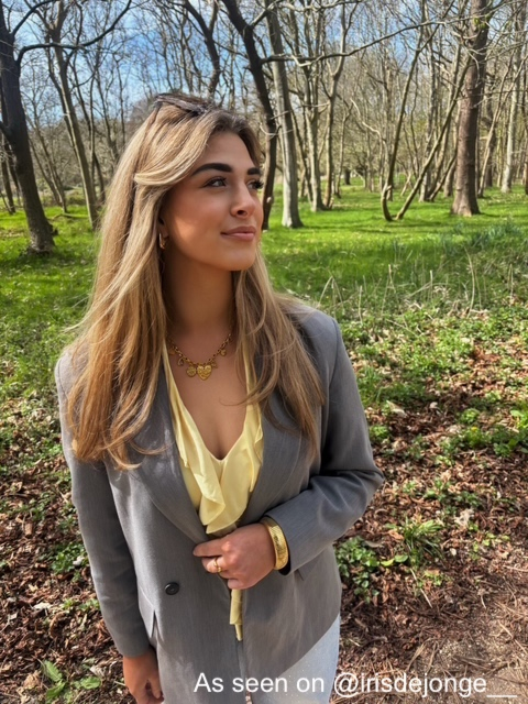 Influencer draagt gouden bedel ketting
