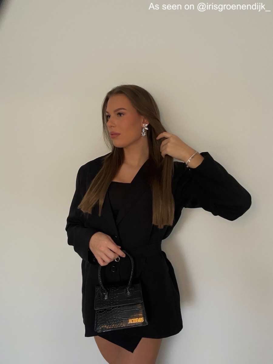 influencer draagt bloem oorbellen zilverkleurig
