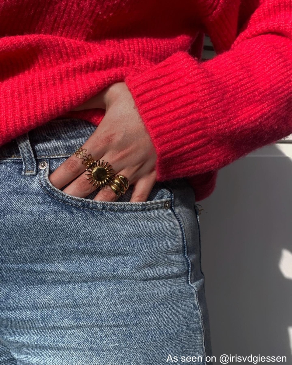 Influencer met gouden ringen