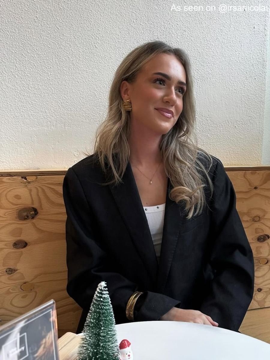 influencer draagt statement oorbellen goudkleurig