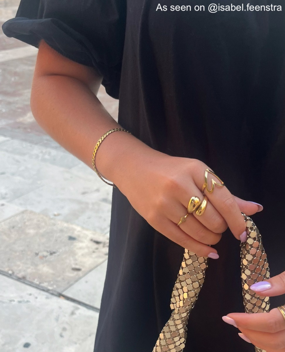 Influencer draagt een gouden chunky ring 