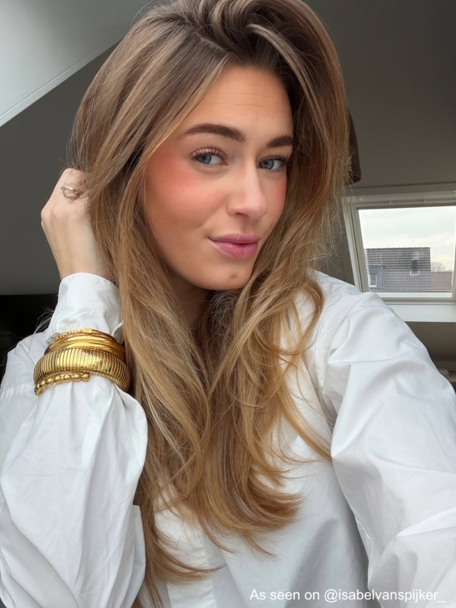 Influencer draagt gouden statement bangle