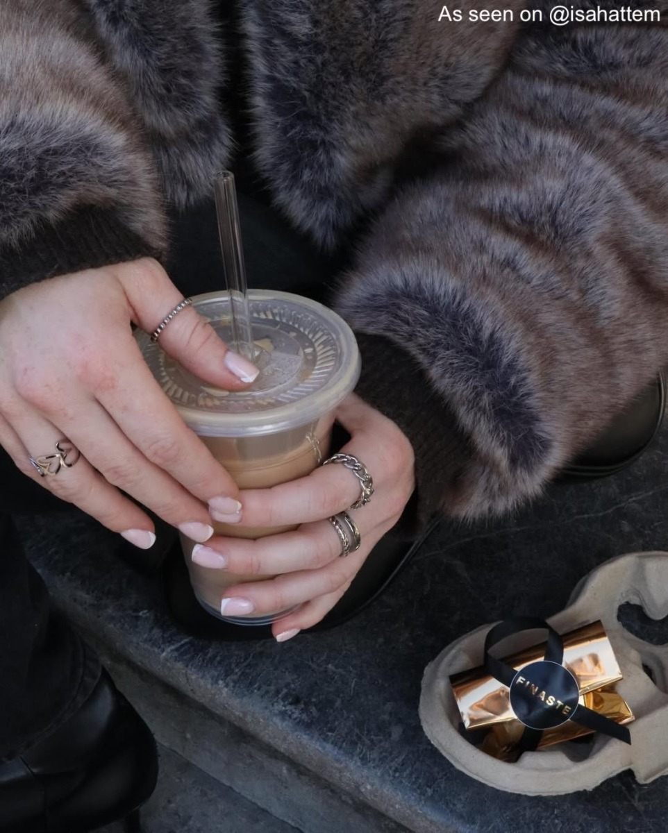 Influencer draagt zilveren ringen 