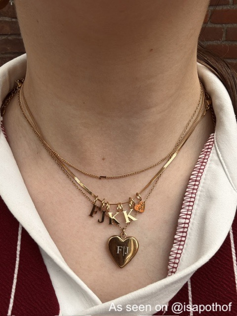 influencer met mini initial ketting 