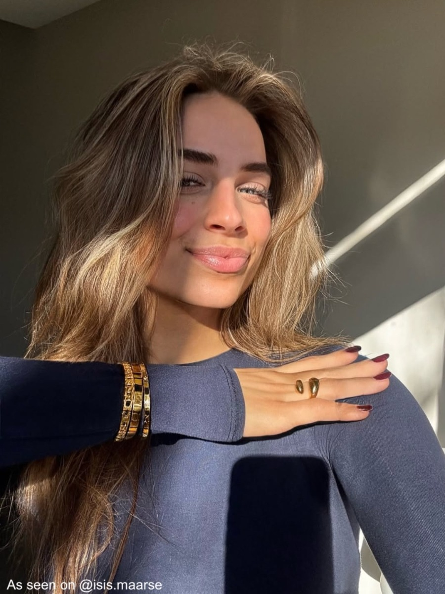 Influencer draagt gouden bangle