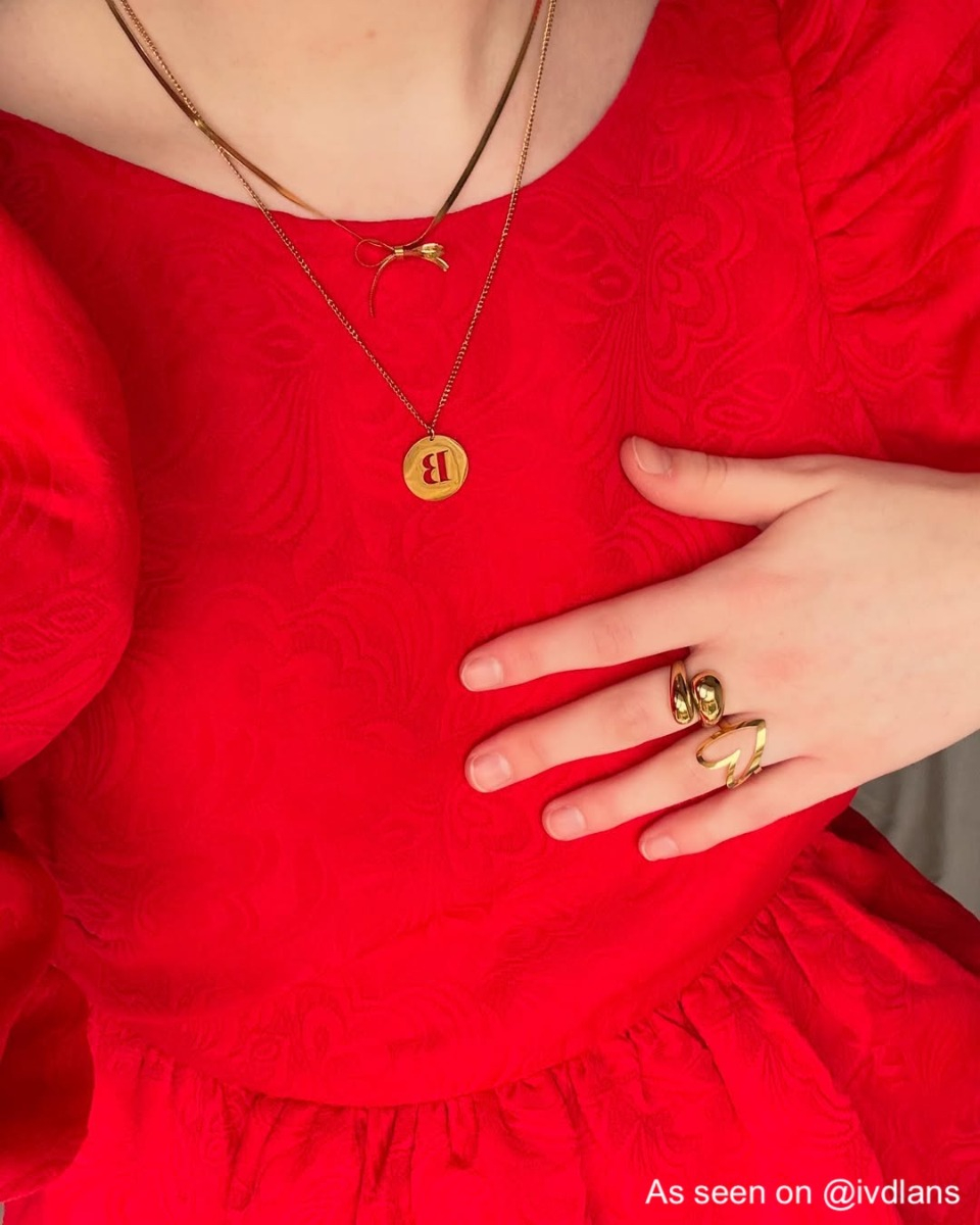Influencer met gouden sieraden