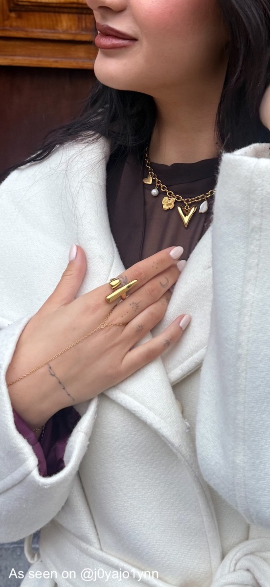 Influencer draagt gouden handchain