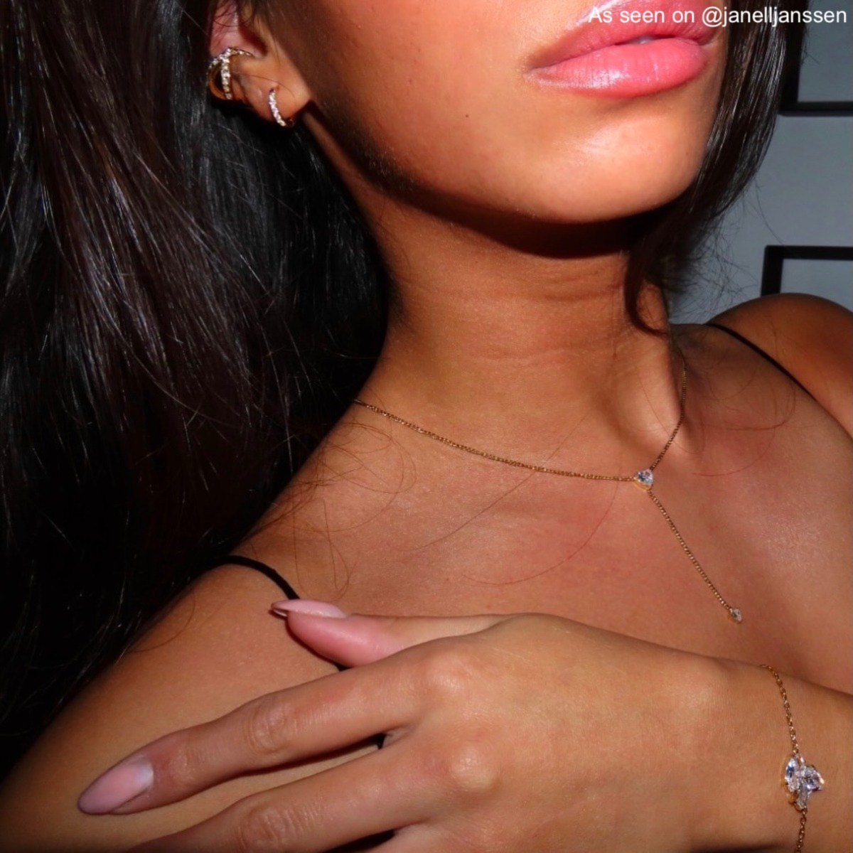 influencer draagt ear cuff met steentjes goudkleurig