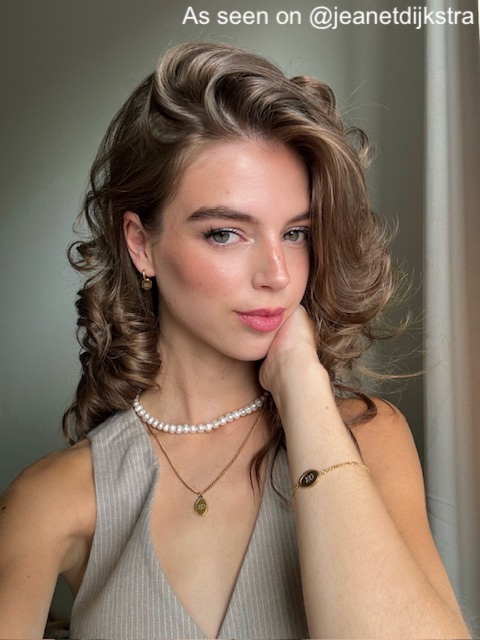Influencer met vintage necklace