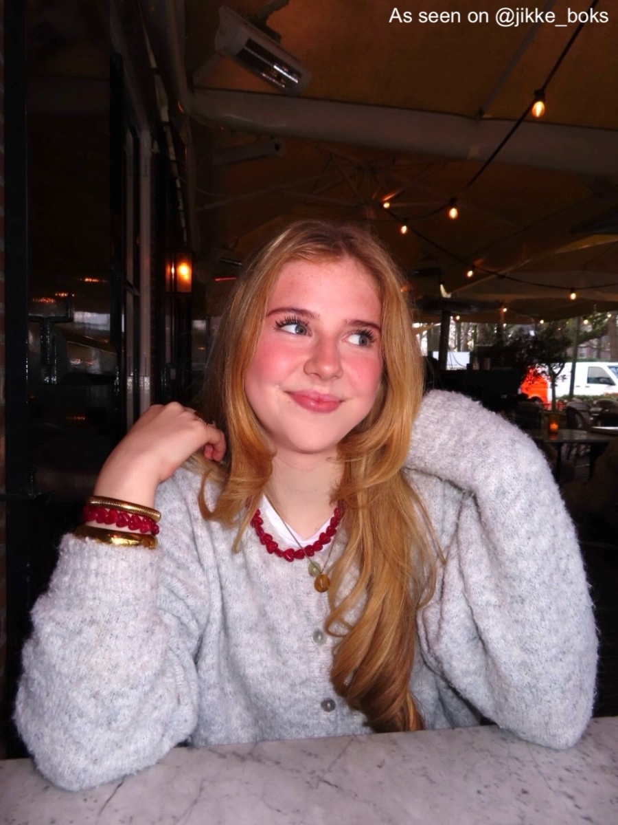 influencer draagt rode hartjes armband