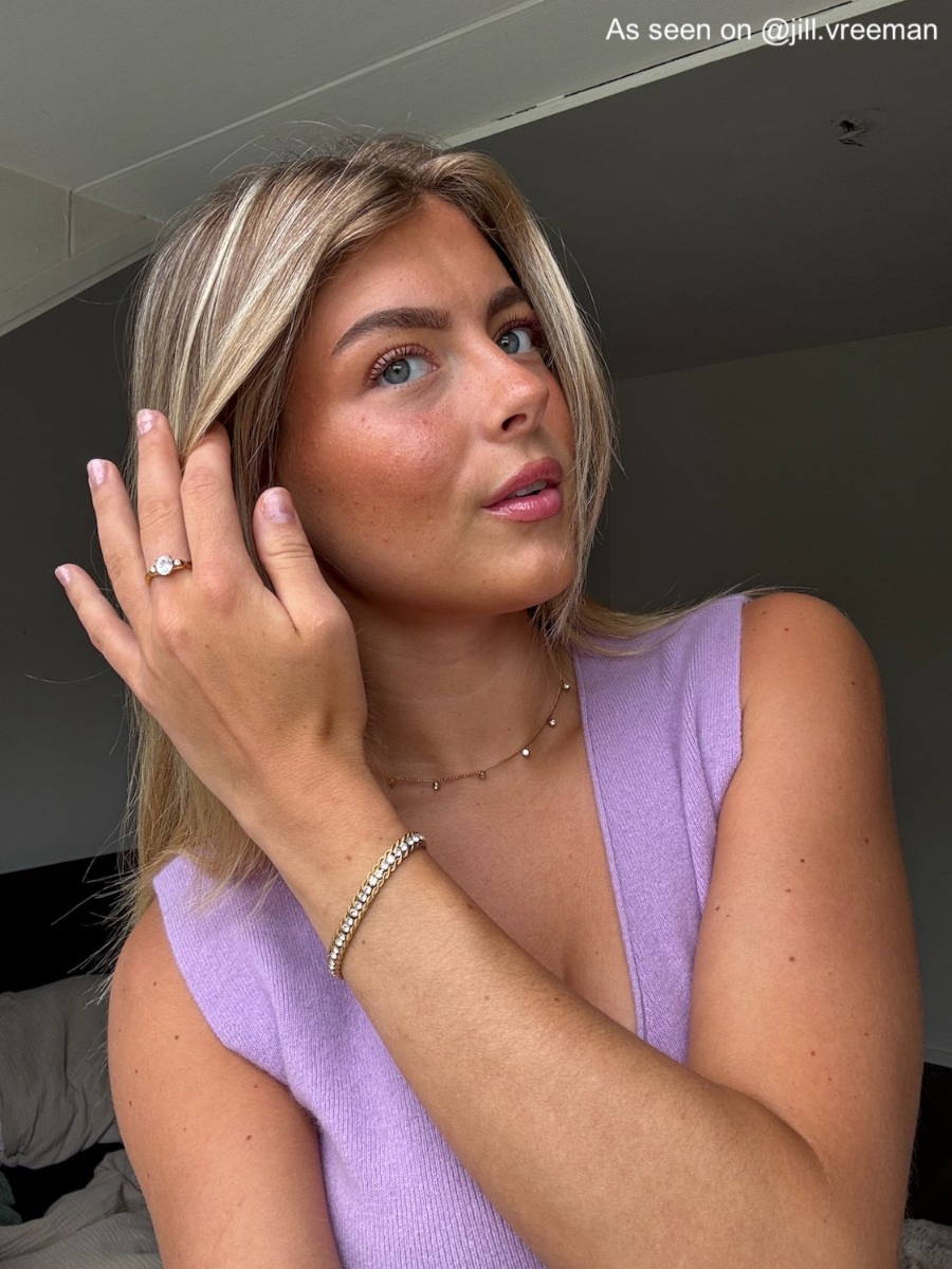 Influencer draagt gouden ketting