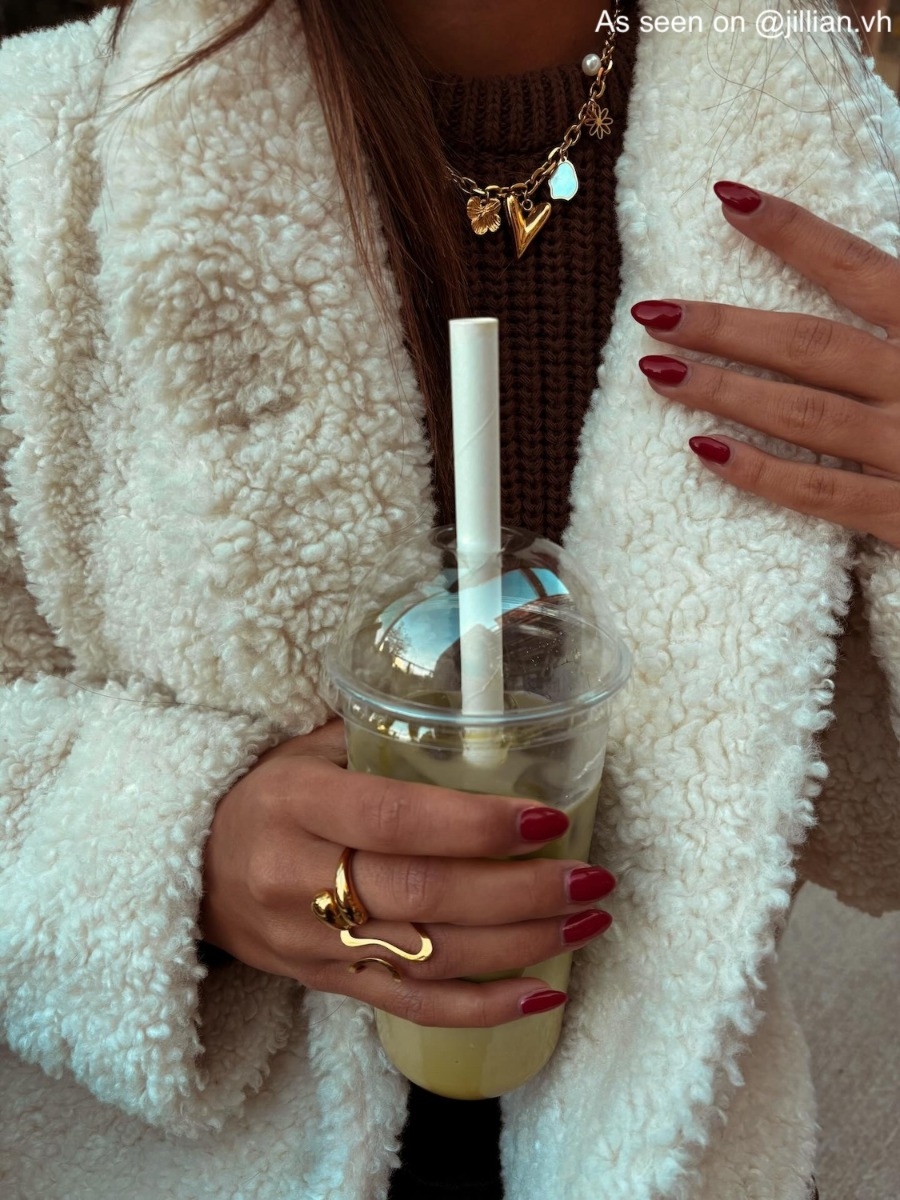 Influencer draagt gouden bedelketting