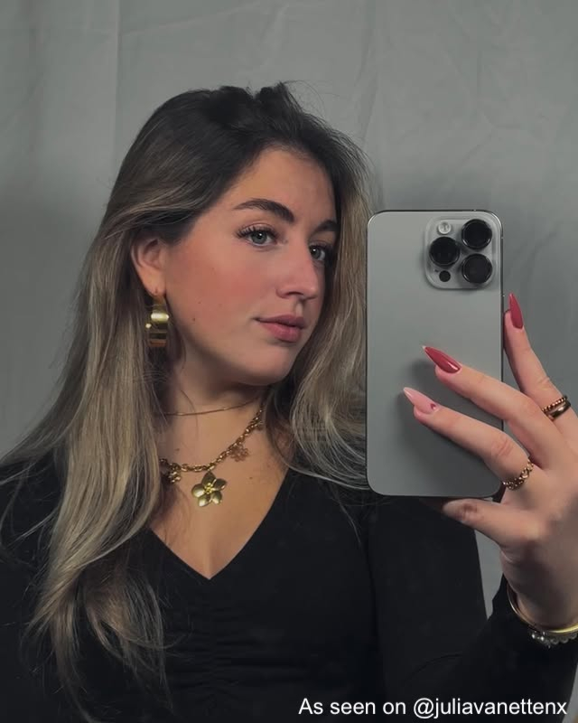 influencer met bloem bedel ketting. 