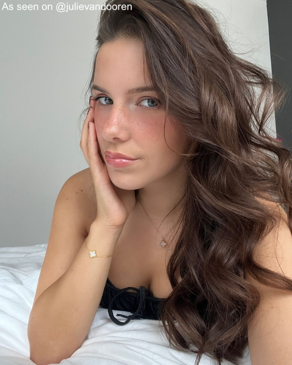 Influencer met clover sieraden