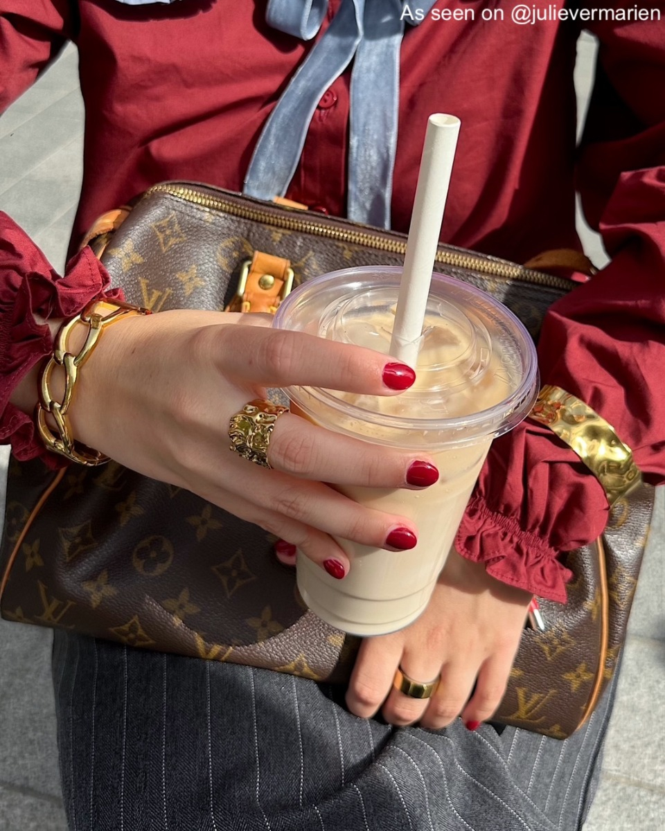 Influencer draagt gouden chuncky ring 