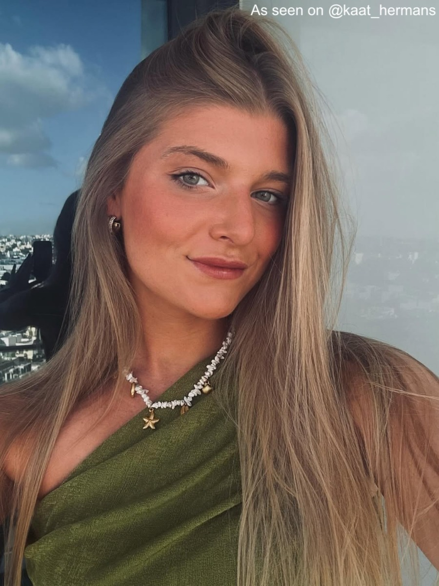 Influencer draagt bedelketting met steentjes in het goud