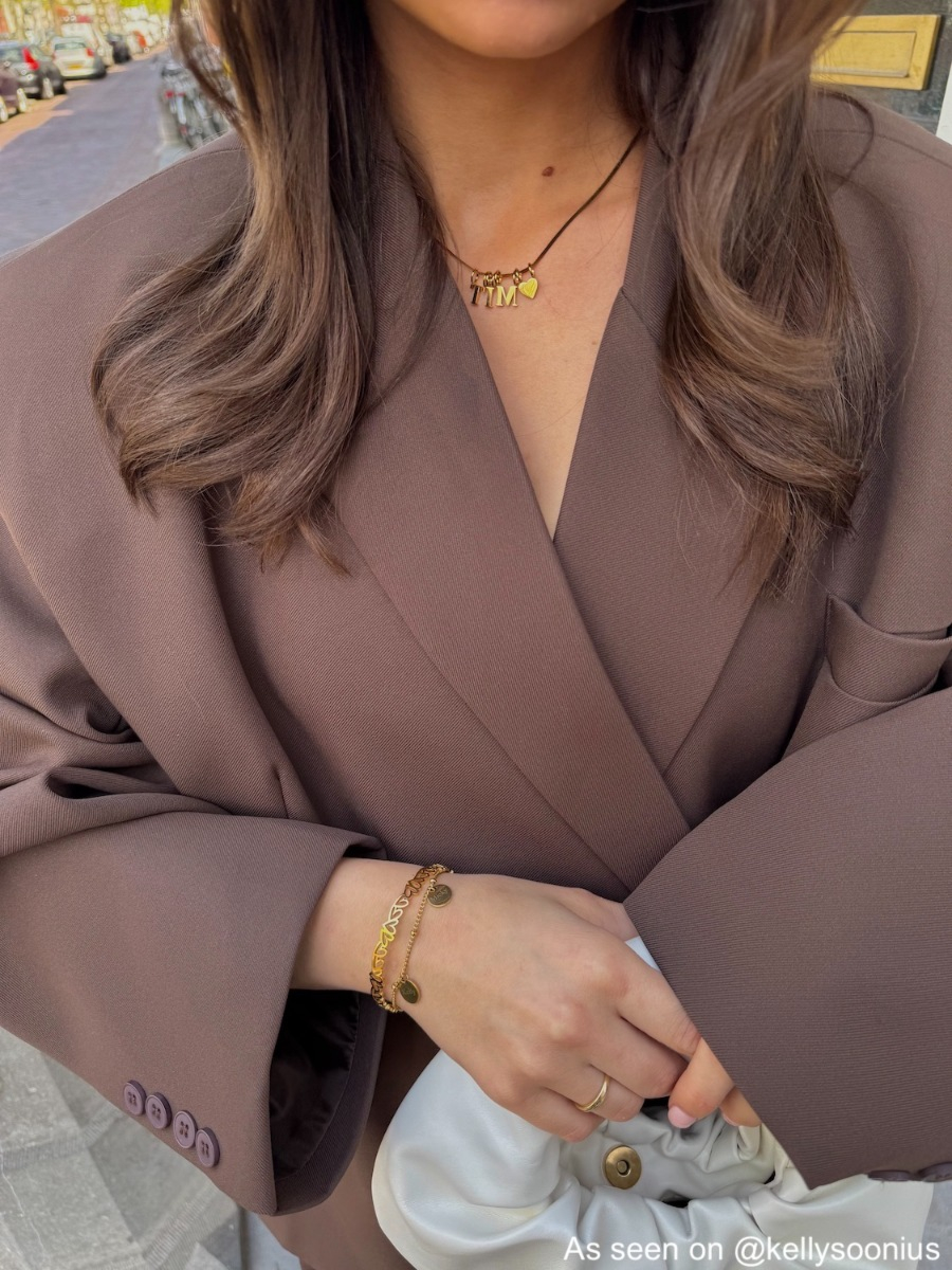 influencer met Finaste armbandje