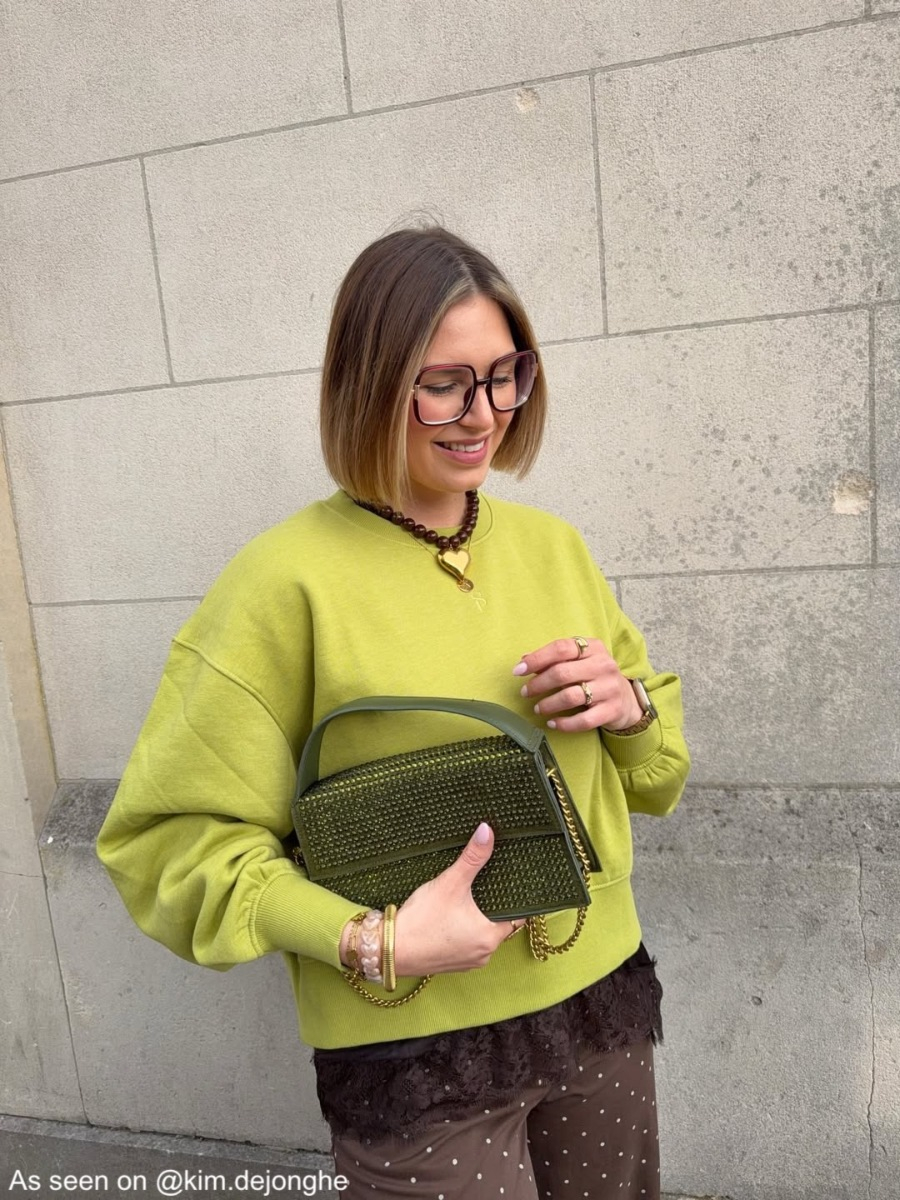 Influencer draagt bruine kralenketting met hart