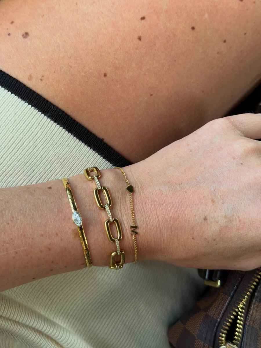 Influencer met armparty
