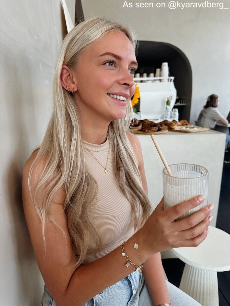 Influencer draagt gouden bedelarmband