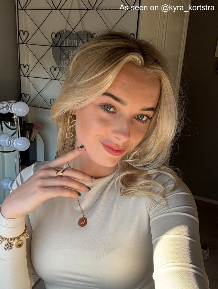 Model met Finaste hartjes oorbellen.