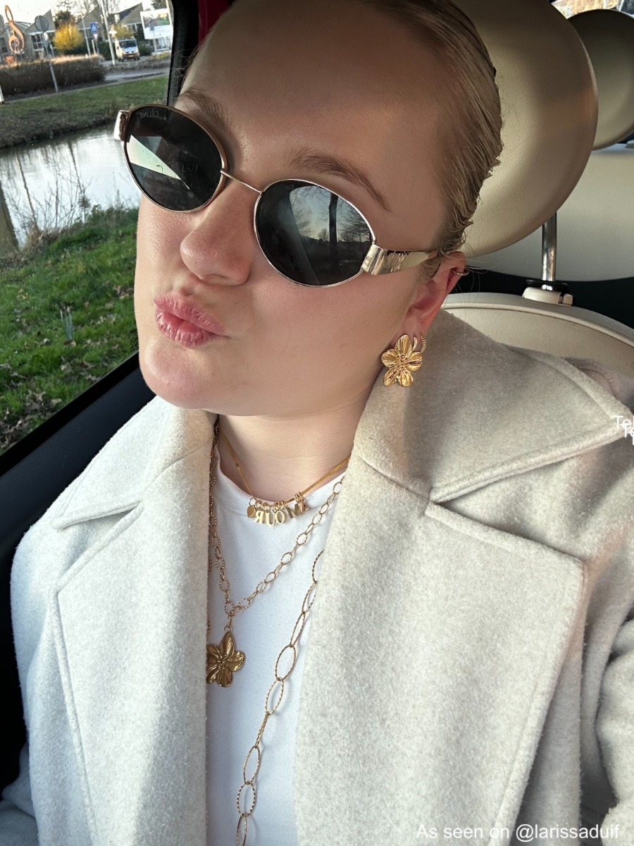 Influencer met bloem oorbellen