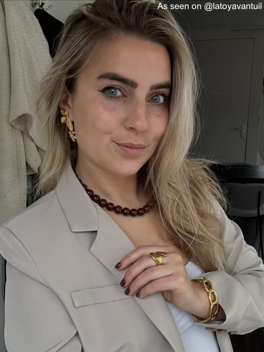 Influencer draagt gouden teardrop ring statement