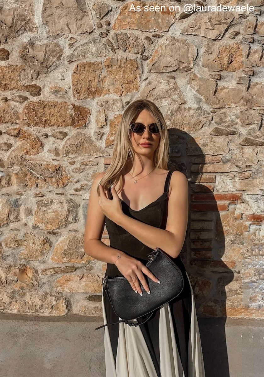 Influencer met gouden ketting en armband