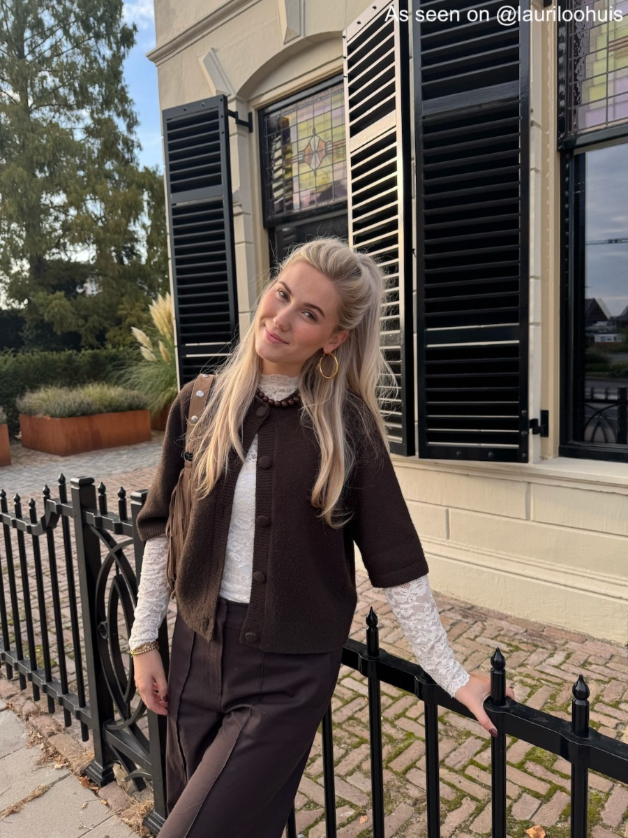 Influencer draagt gouden hoops groot