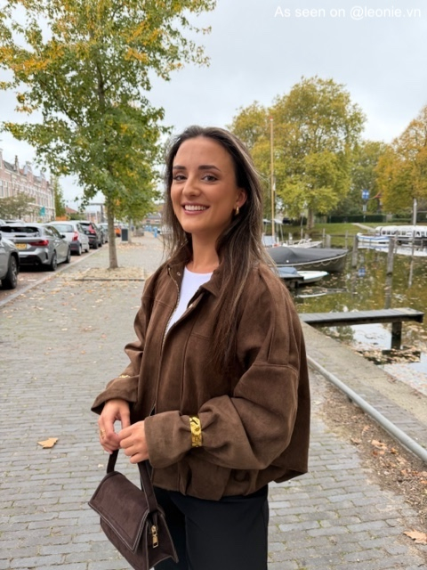 Influencer draagt gouden bangle vintage