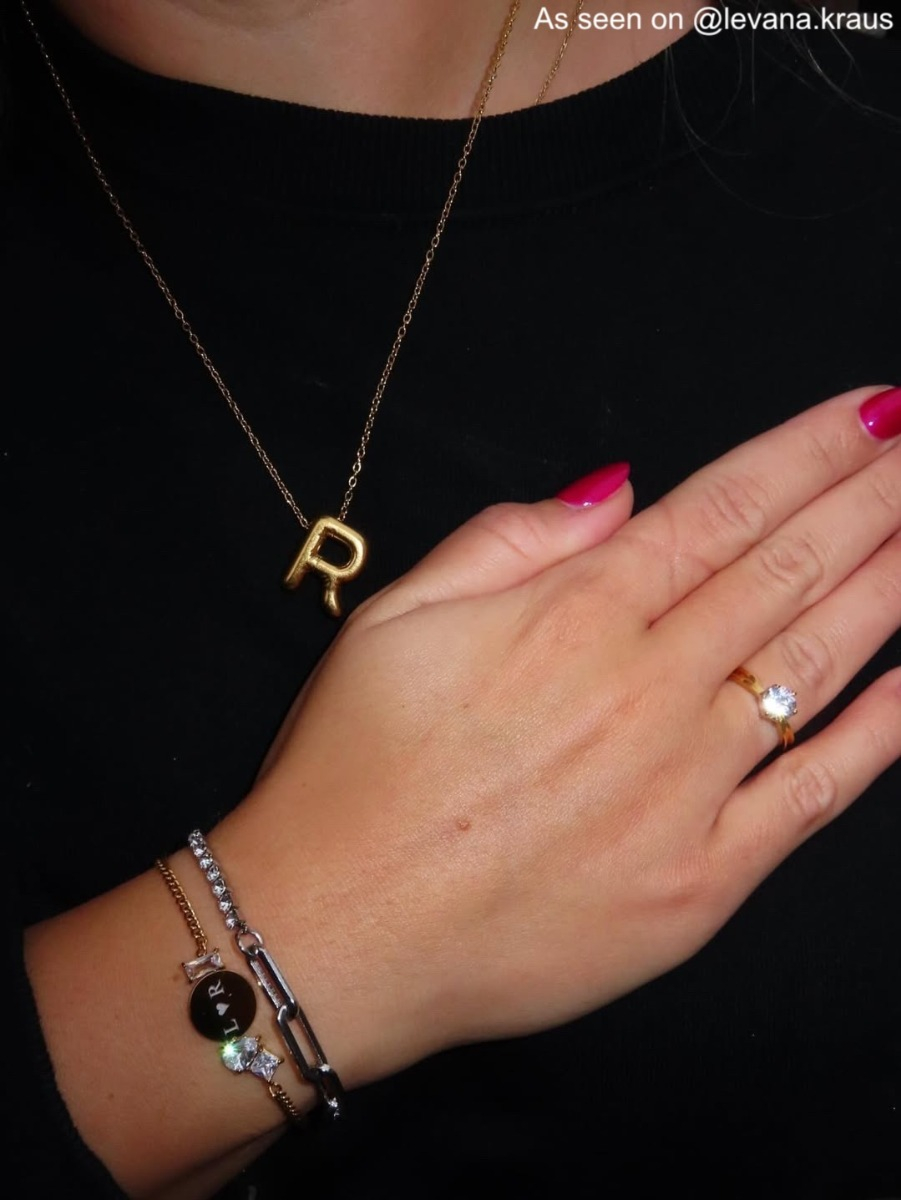 influencer draagt ring