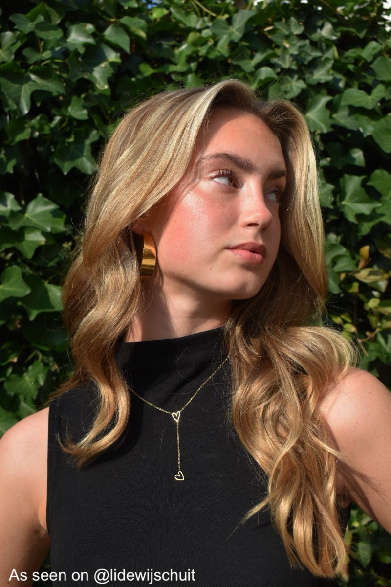 Influencer draag gouden statement oorbellen